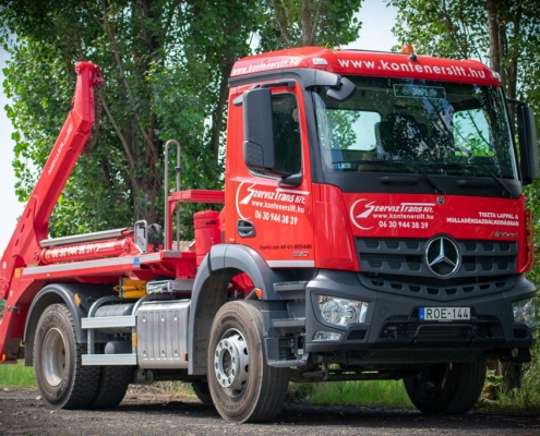 Konténerszállító teherautó